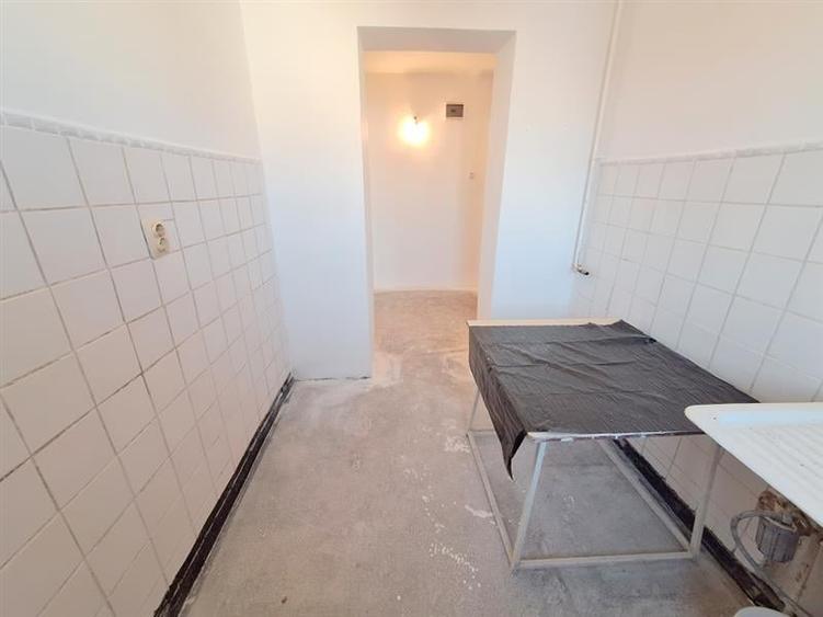 Apartament cu 2 camere semidecomandat în 9 Mai