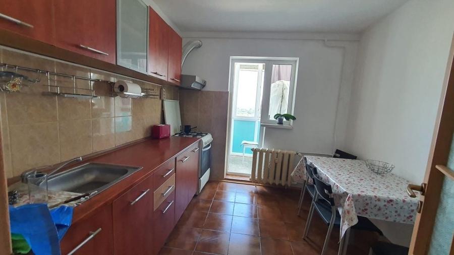 Apartament cu 3 camere decomandat în Berceni
