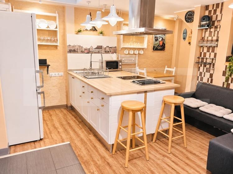 Apartament cu 3 camere semidecomandat, mobilat în Central