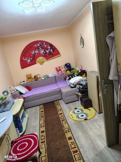 Apartament cu 3 camere semidecomandat în Zona Industrială