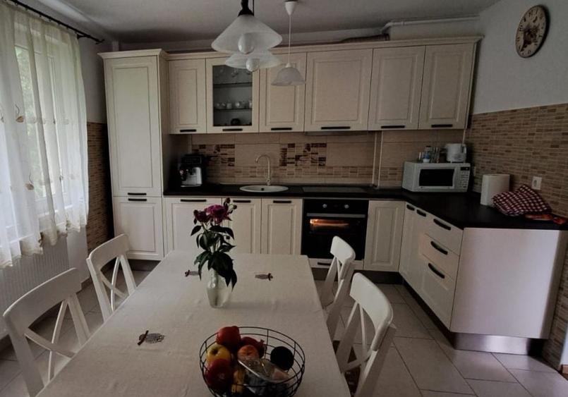 Apartament cu 3 camere decomandat în Cornișa