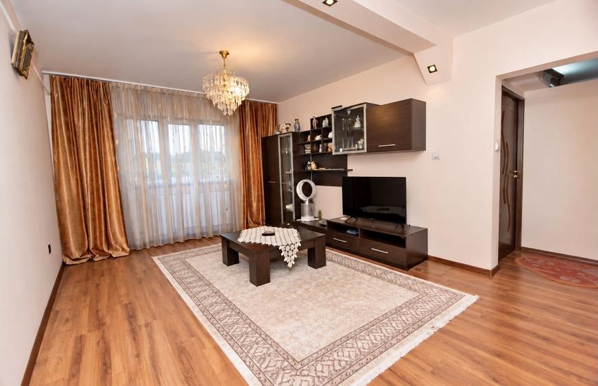 Apartament cu 3 camere semidecomandat, mobilat în Prundu