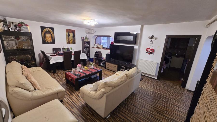Apartament cu 3 camere decomandat în Micro 5