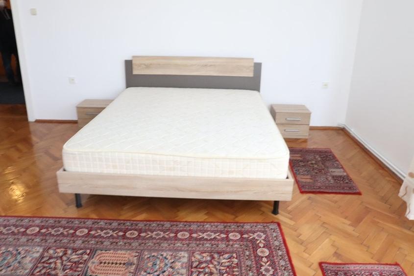 Apartament cu 3 camere semidecomandat, mobilat în Favorit