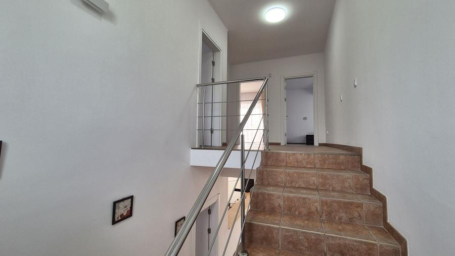 Casă individuală cu 5 camere cu Canalizare în Est