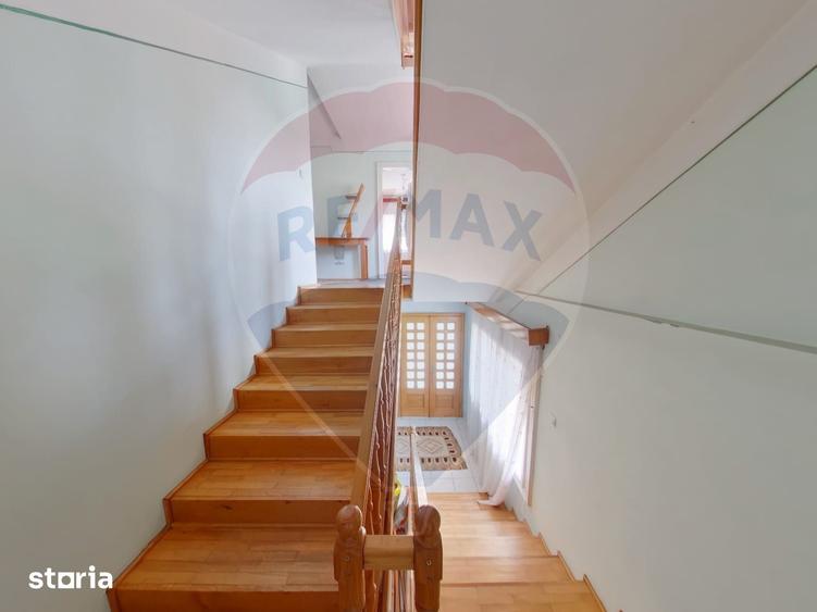Casă cu 8 camere cu Teren 2694 Mp în Rona de Sus