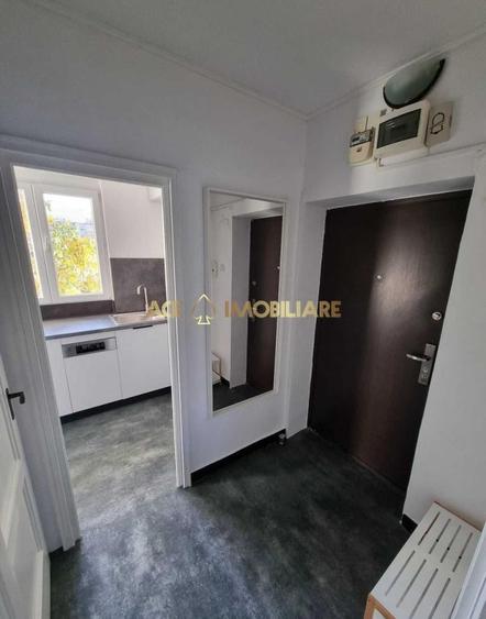 Apartament cu 3 camere semidecomandat, mobilat în Ștefan cel Mare