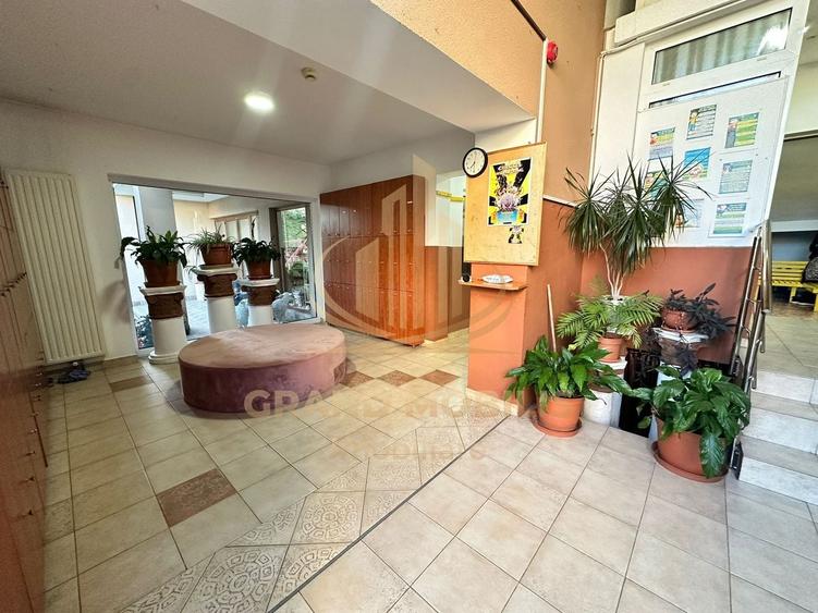 Casă individuală cu 12 camere cu Piscina în Complex Studențesc