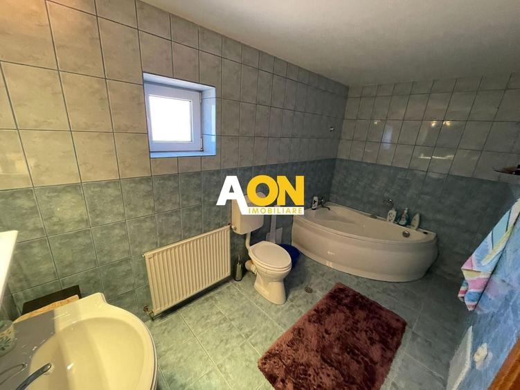 Casă individuală cu 6 camere cu Canalizare în Cetate