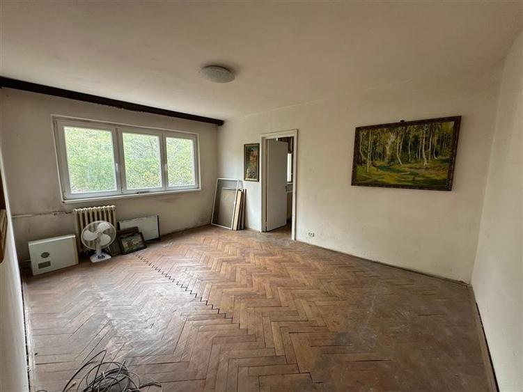 Apartament cu 3 camere semidecomandat în Moroasa 1