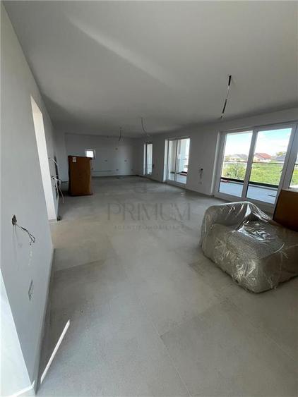 Penthouse cu 4 camere decomandat în Dumbrăvița
