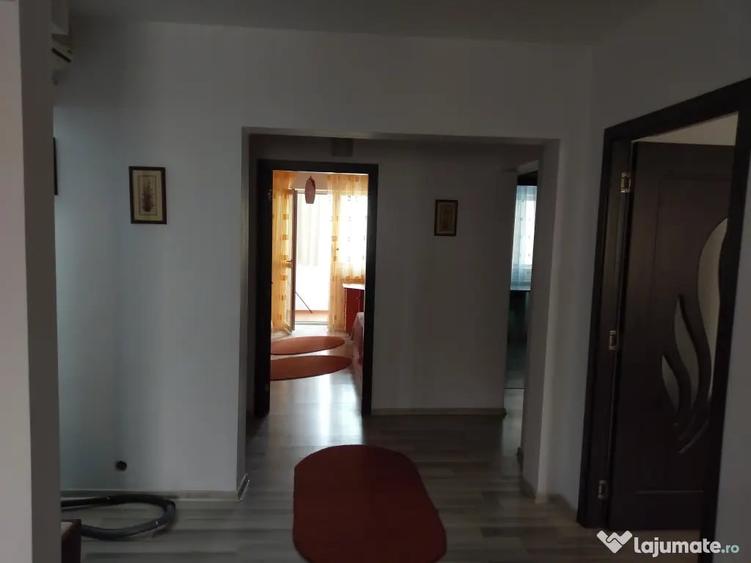 Apartament cu 3 camere decomandat în Ștefan cel Mare