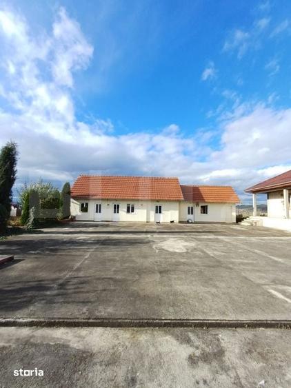 Casă cu 7 camere cu Teren 3289 Mp în Luna