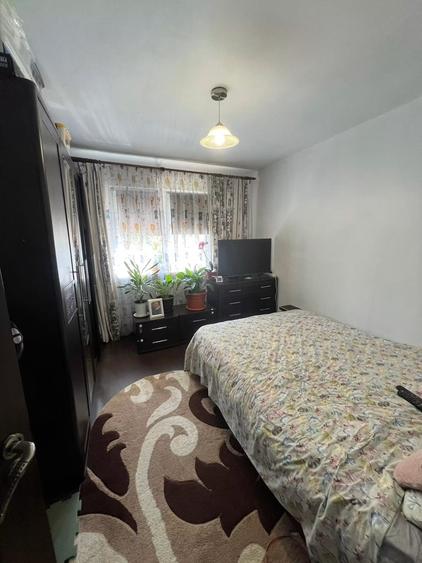 Apartament cu 2 camere semidecomandat în Craiovița Nouă