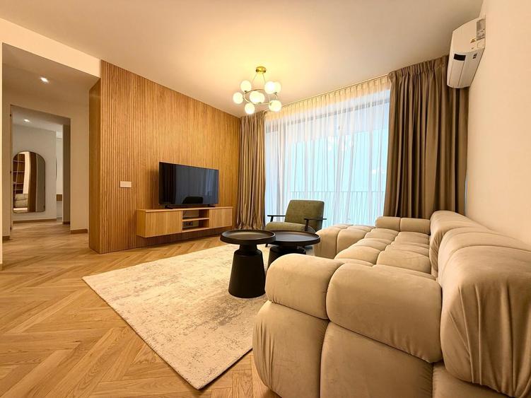 Apartament cu 3 camere semidecomandat în P-ța Victoriei