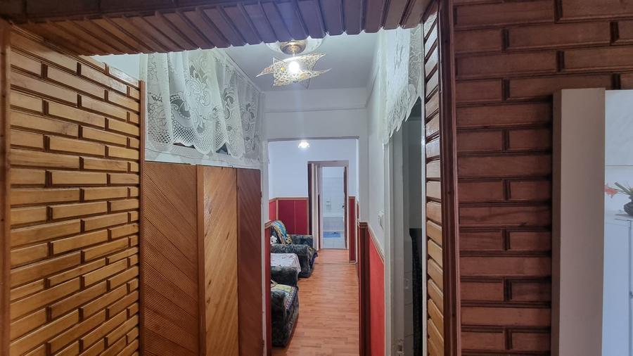 Apartament cu 3 camere decomandat în Nicolina