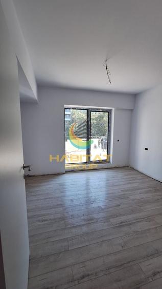 Apartament cu 3 camere semidecomandat în Berceni