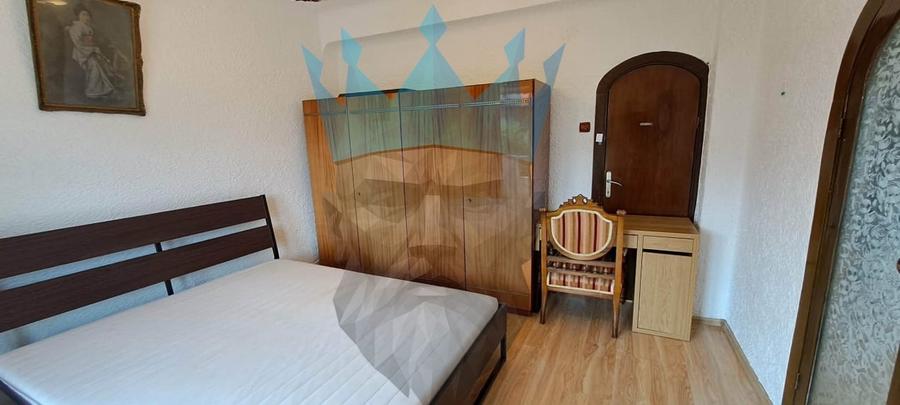 Apartament cu 3 camere semidecomandat, mobilat în P-ța Romană