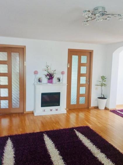Casă individuală cu 8 camere cu Garaj în Vlădeni