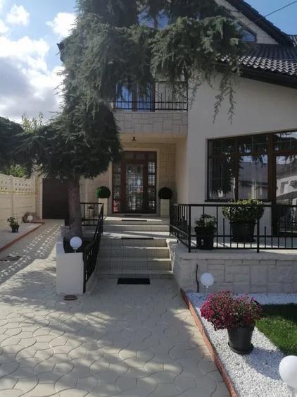 Casă individuală cu 9 camere cu Canalizare în Ovidiu