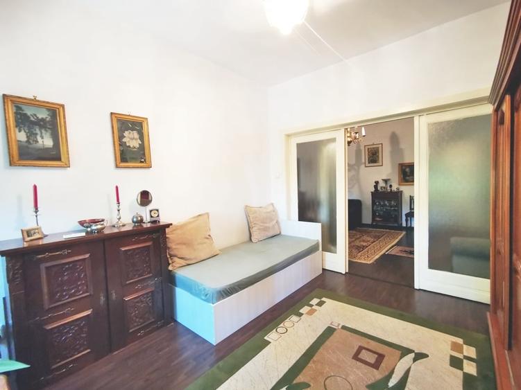 Apartament cu 4 camere semidecomandat în P-ța Rosetti