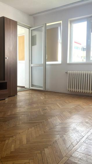 Apartament cu 2 camere semidecomandat în Metalurgiei