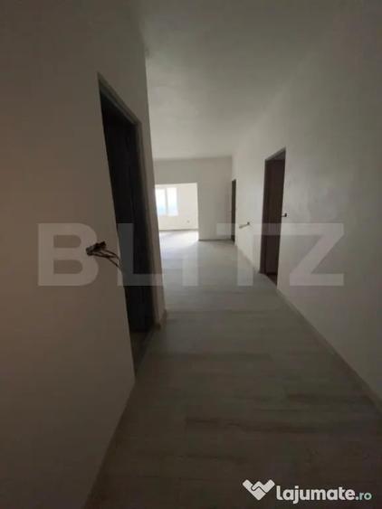 Apartament cu 5 camere decomandat, mobilat în Decebal