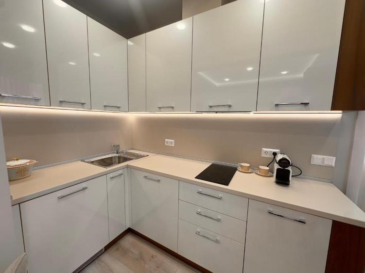 Apartament cu 3 camere decomandat în Romană