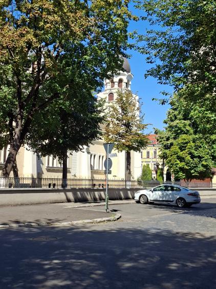Apartament cu 3 camere semidecomandat în Central