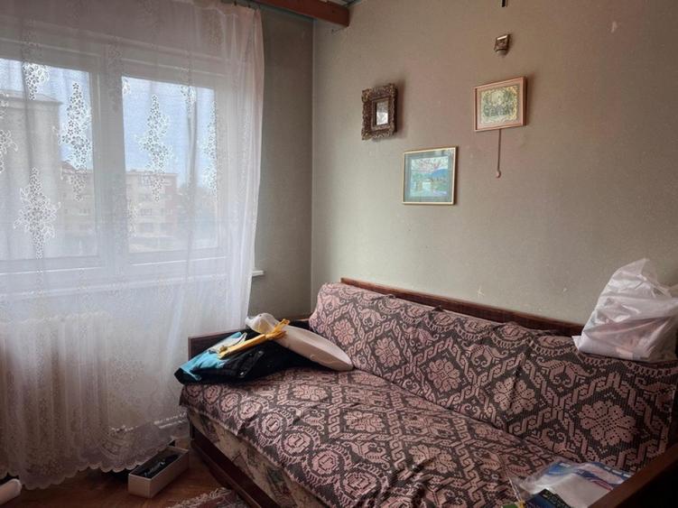 Apartament cu 4 camere semidecomandat în Gojdu
