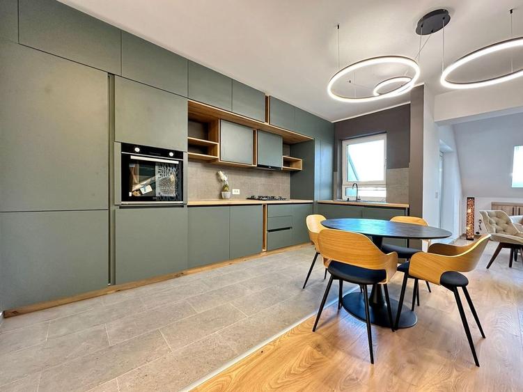 Apartament cu 4 camere decomandat în Tractorul