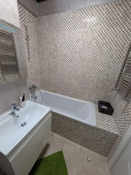 Apartament cu 3 camere semidecomandat în Palazu Mare