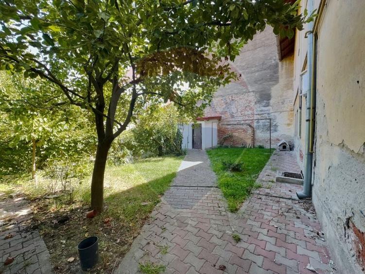 Casă individuală cu 6 camere cu Teren 365 Mp în Elisabetin