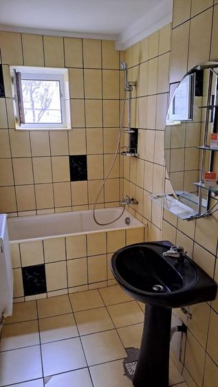 Apartament cu 3 camere semidecomandat în Gojdu