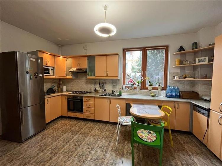 Apartament cu 5 camere decomandat în Platou