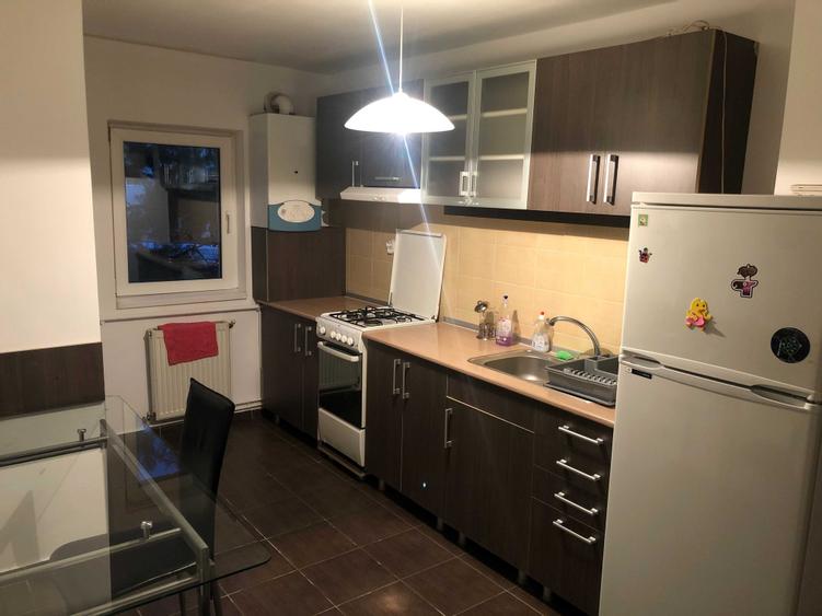 Apartament cu 4 camere decomandat în Câmpului
