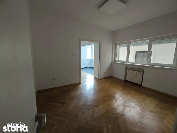 Apartament cu 5 camere semidecomandat în Primăverii