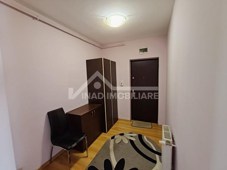 Apartament cu 3 camere semidecomandat, mobilat în Central