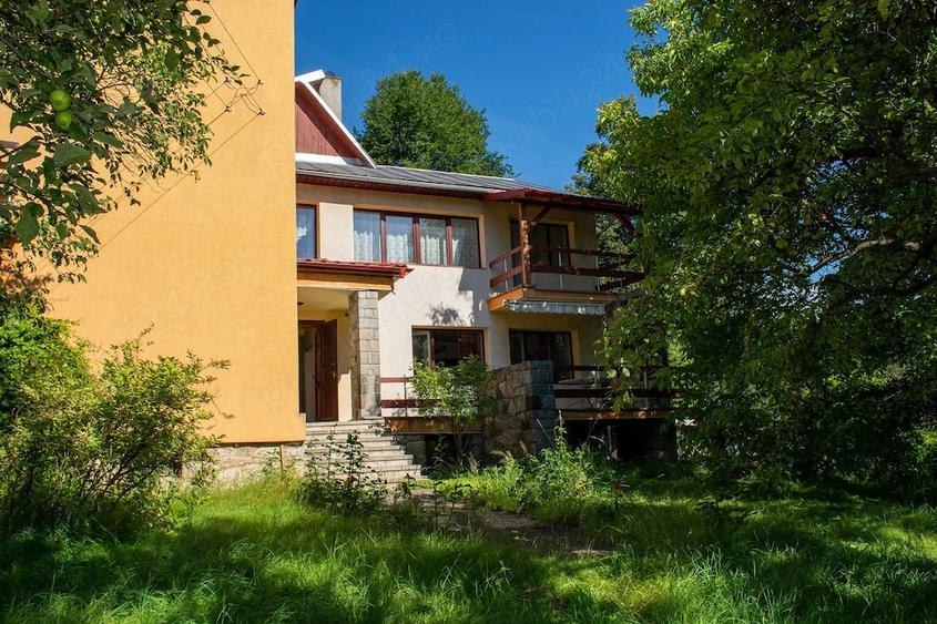 Casă cu 7 camere cu Teren 1200 Mp în Central