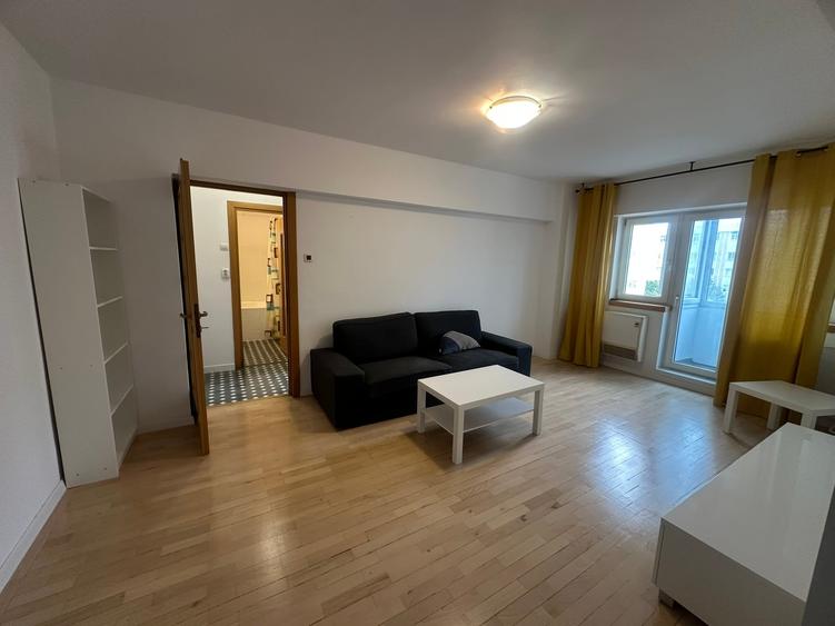 Apartament cu 3 camere semidecomandat, mobilat în 13 Septembrie