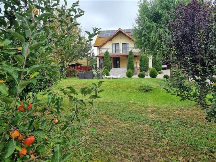 Casă individuală cu 6 camere cu Teren 2311 Mp în Nazna