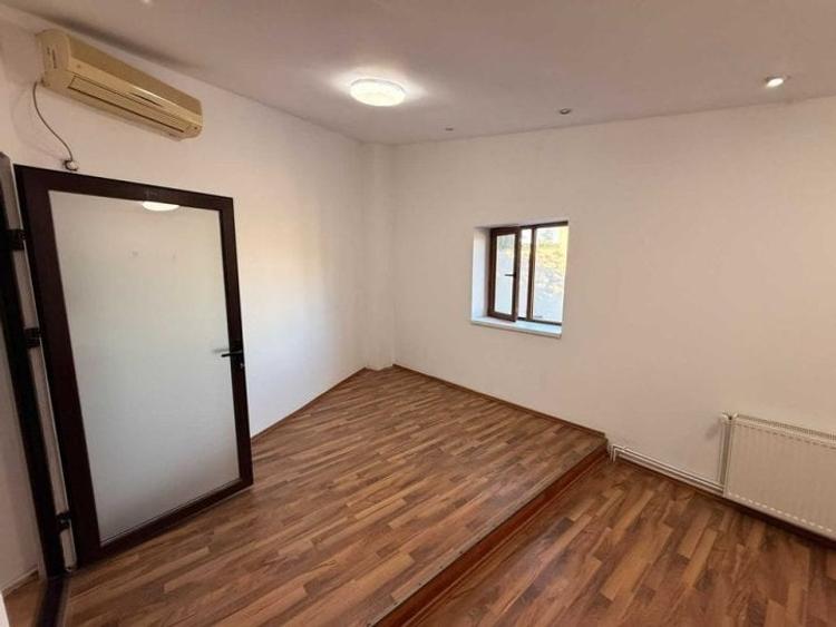 Casă individuală cu 7 camere cu Teren 330 Mp în Parcul Carol