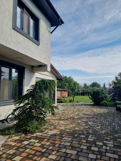 Casă cu 7 camere cu Teren 3200 Mp în Lipia