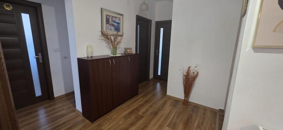 Casă individuală cu 6 camere cu Canalizare în Malu Mare