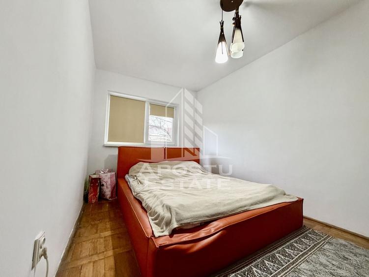Apartament cu 3 camere semidecomandat, mobilat în Girocului