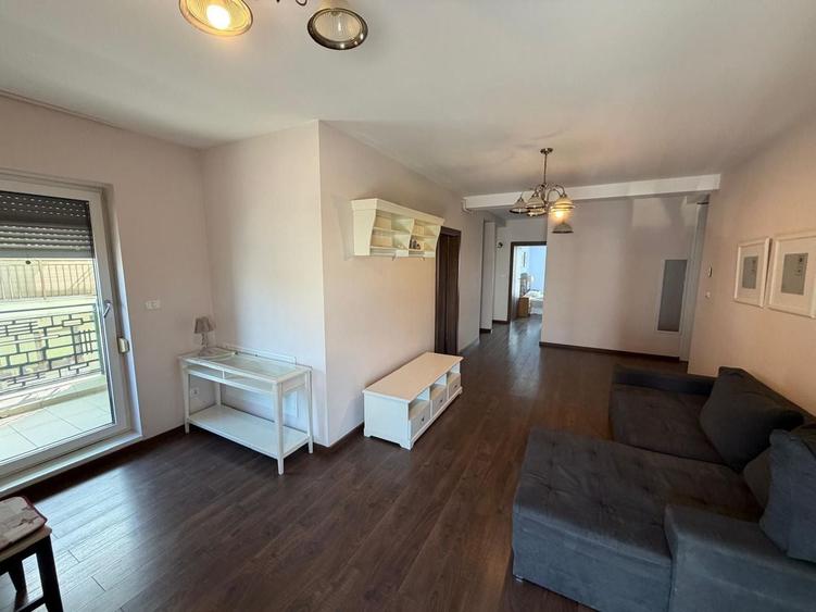 Apartament cu 3 camere decomandat, mobilat în Dumbrăvița