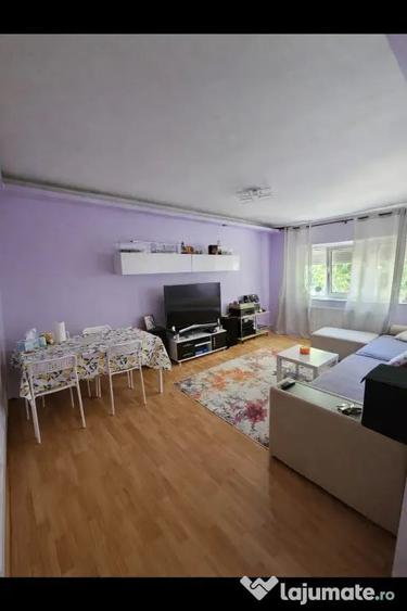Apartament cu 3 camere decomandat în Poarta 6