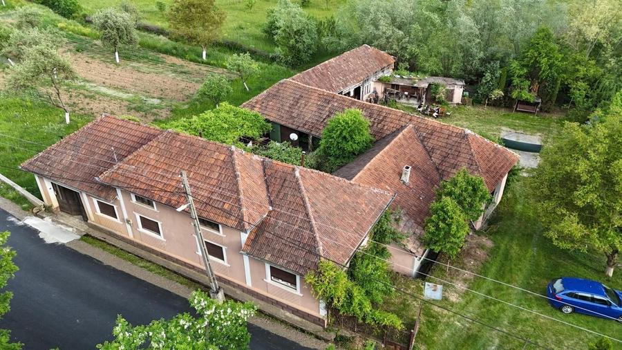 Casă cu 4 camere în Călugări