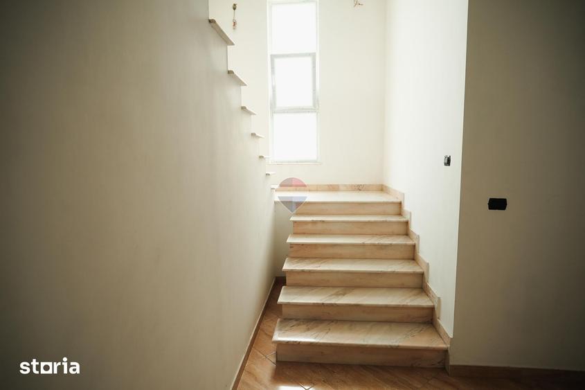 Casă cu 5 camere cu Teren 2000 Mp în Central