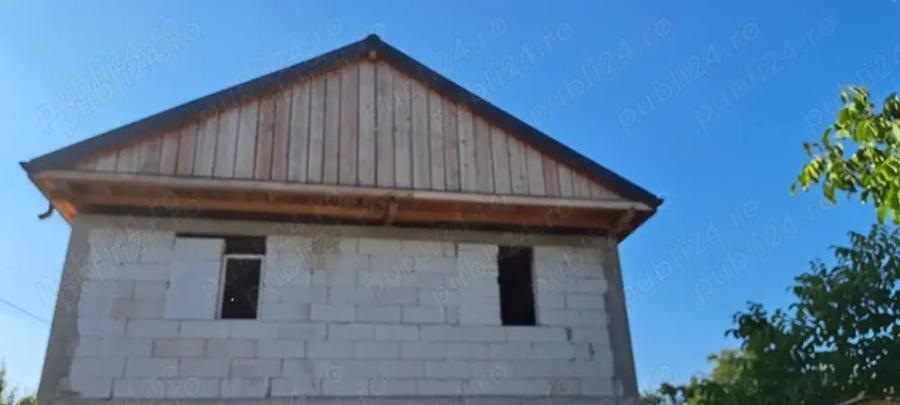 Casă cu 3 camere în Costești